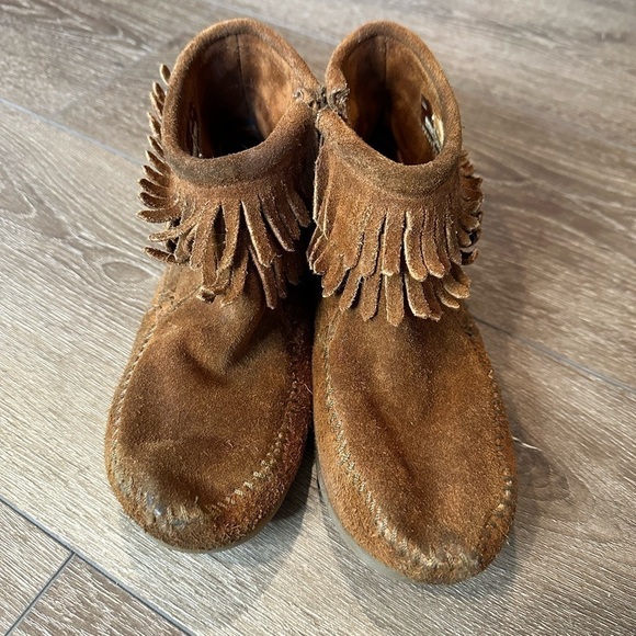 Minnetonka Girl's Double Fringe Side Zip Leather Boot Moccasin, - Picture 2 of 7